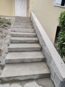Photo de galerie - Réalisation de escalier béton et mur de soutènement 