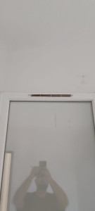 Photo de galerie - Perçage et pose d'aération fenêtre bois 