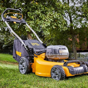 Photo de galerie - Je suis équipé d'un tracteur tondeuse, une tondeuse, debroussailleuse, remorque pour éventuellement évacuation des déchets verts