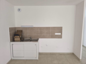 Photo de galerie - Demande de pose de cuisine dans maison neuve, l’évier et le carrelage avaient déjà été posés 