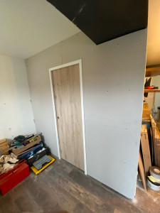 Photo de galerie - Montage de cloison et pose porte à galandage 