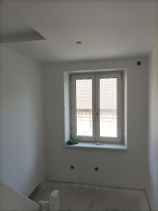 Photo de galerie - Montage de l’ossature métallique pour plaques de plâtre,

Isolation des murs avec laine de verre,

Pose et fixation du placoplâtre,

Application de l’enduit de finition,

Peinture complète des surfaces.