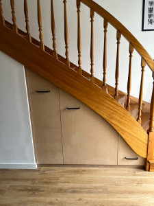 Photo de galerie - Fabrication et pose d’un aménagement sous escalier avec tiroir à chaussures.