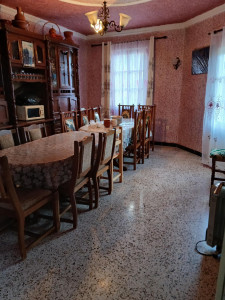 Photo de galerie - Salle à manger propre bien rangée et lumineuse,avec des meubles en bois bien  entretenus, un sol soigneusement nettoyé et des rideaux propre 