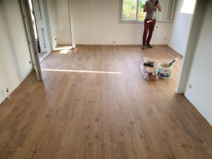 Photo de galerie - Pose d'un parquet flottant en bois.