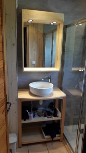 Photo de galerie - Création meuble et miroir de salle de bain 