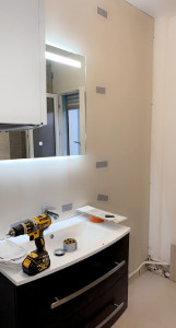 Photo de galerie - Pose d'un meuble de salle de bain , miroir , et lambris pvc.