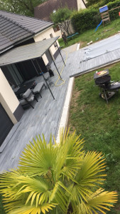 Photo de galerie - Réalisation d’une terrasse faites sur-mesure , avec bordure de gravier blanc et plantation d’un palmier