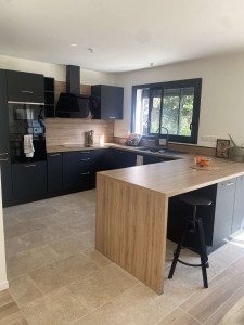 Photo de galerie - Montage d’une cuisine en U, avec crédence, et pose d’appareils électroménager.