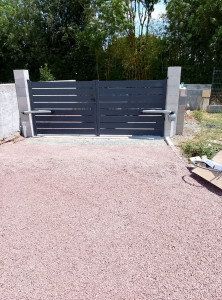 Photo de galerie - Pose d'un portail coupé sur mesure avec installation d'une motorisation Somfy.