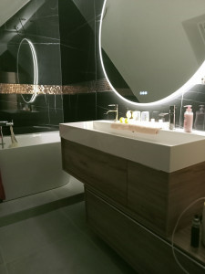 Photo de galerie - Pose faïence 60x120 effet marbre et sol gris 60x60 .