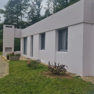 Photo de galerie - Ravalement complet de façade comprenant le lavage des supports, l'application d'une couche de fixateur, puis deux couches de peinture de finition D2. Une réalisation soignée garantissant une excellente adhérence, une protection durable contre les intempér