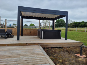 Photo de galerie - Pose d'une pergolas bioclimatique 