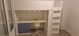 Photo de galerie - Un lit avec bureau et armoire enfant 