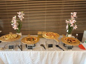 Photo de galerie - Pizzas napolitaines: végétarienne, orientale, chèvre miel, reine