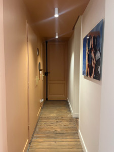 Photo de galerie - Mise en peinture d’un couloir (murs plafond portes) en deux teintes