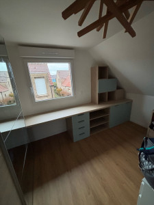 Photo de galerie - Montage dressing gamme Atomia de chez Castorama