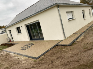 Photo de galerie - Béton désactivé avec pavés et dessin .