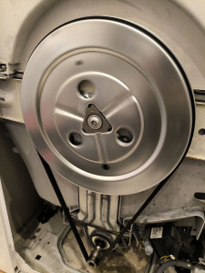 Photo de galerie - Remplacement courroie, nettoyage carte électronique, dépoussiérage, remise en état, des oxydation, réparation de fuite. Machine qui ne fais pas son essorage(pompe, évacuation). Changement de roulement. 