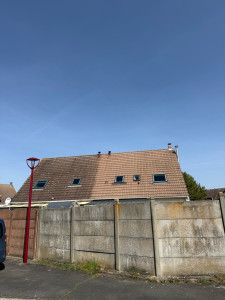 Photo de galerie - À gauche, l’état d’origine de la toiture… À droite, le résultat après notre intervention de démoussage.