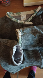 Photo de galerie - Réparation des manches et encolure usés par ajout d'un biais et de pièces, obtenu dans un tissu neuf acheté pour ça. 
150 à 200 € donc pour des vêtements auxquels vous tenez beaucoup 