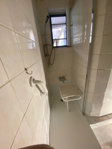 Photo de galerie - Rénovation d’ancienne baignoire en douche pour personne PMR