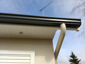 Photo de galerie - Pose de gouttière aluminium RAL 7016 et rénovation du caisson de toit 
