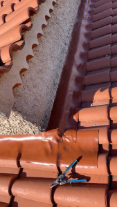 Photo de galerie - Je vous propose la remise en état ou le remplacement de vos solins de toiture afin d’assurer une étanchéité parfaite de votre habitation.