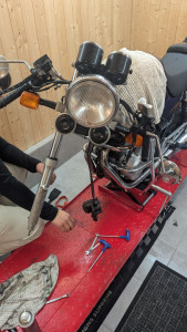 Photo de galerie - Échange des deux joints spy sur xbr500 de 1985