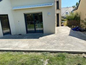 Photo de galerie - Terrasse lissée à l'hélicoptére  qui pourra recevoir un vernis dans 3 semaines une fois que le béton aura blanchi