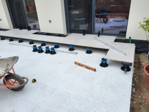 Photo de galerie - Coffrage, coulage beton et mise en place dalle de 60x60 sur plots 