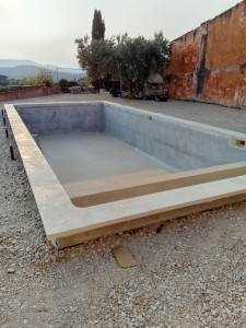 Photo de galerie - Réalisation d une piscine agglo creu. hort tous 10.80 par 4.60 pose margelle travertin