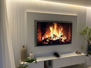 Photo de galerie - Réalisation d'un pan de mur TV avec tasseaux et placo. Installation du meuble suspendu et de l'attache TV.