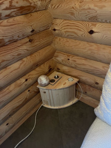 Photo de galerie - Meuble d’angle sur mesure avec prise et interrupteur de lampe intégré