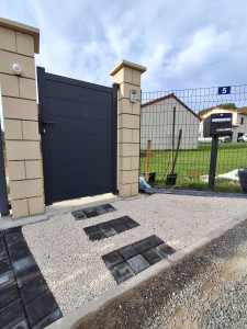 Photo de galerie - Réalisation de pose grillage rigide, piles de portail, pose de pavé et bordure, mise en place de graviers 