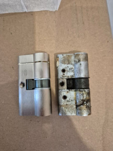 Photo de galerie - Remplacement du cylindre de serrure d’une porte : démontage de l’ancien cylindre, pose du nouveau et vérification du bon fonctionnement.