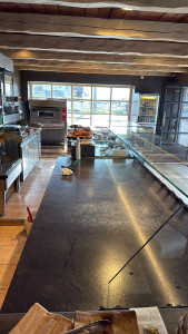 Photo de galerie - Nettoyage de la vitrine d’une boulangerie 