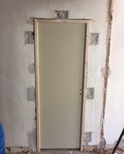 Photo de galerie - Ouverture dans un mur en brique avec pose de porte avec encadrement standard 