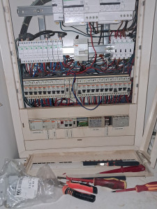 Photo de galerie -  Bonjour  d'artisanat dans le bâtiment ie vous propose mes services pour tout travaux d'électricité,plomberie.et tout autres travaux
N'contacterhésitez pas à me