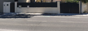 Photo de galerie - Démolition de l'ancien mur fissuré

​Construction des piliers en béton armé pour le portail et le portillon

​Pose du portail, du portillon et des panneaux occultants

​Enduit des murs et renforcement des angles

​Résultat soigné, esthétique et durable.

