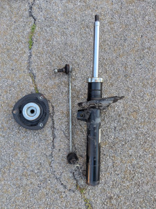 Photo de galerie - Remplacement amortisseur + coupelle d'amortisseur+ biellette de barre stabilisatrice sur se golf 7