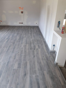 Photo de galerie - Pose de revêtement carrelage imitation parquet dans un salon 