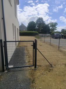 Photo de galerie - Pose de clôture en rouleau et portillon 