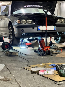 Photo de galerie - Changement de train avant sur une BMW série 3 E46
