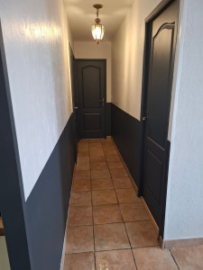 Photo de galerie - Mise en blanc des murs plus soubassement des mur plus les portes et bâti en gris anthracite 