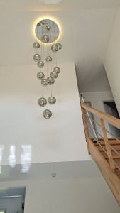 Photo de galerie - Lustre escalier
