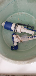 Photo de galerie - Démonter le mécanisme de chasse et le flotteur (en tirant ou dévissant selon modèle).