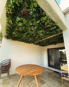 Photo de galerie - Création d'un sous plafonds avec panneaux végétales artificiel 