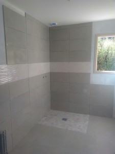 Photo de galerie - Pose de carrelage sur mur de douche et de la salle de bains en 60x30 avec liseré 