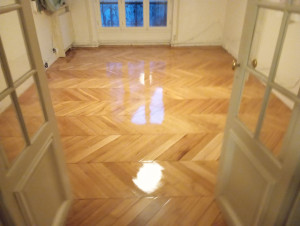 Photo de galerie - On a donné une autre vie à un vieux paquet et voilà ça donne quoi ponçage et vitrification de couches à l'huile 